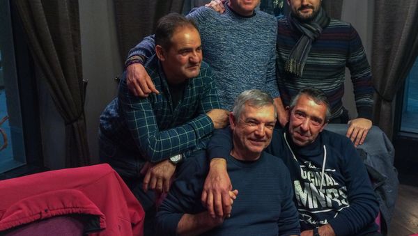 Проживающие в Армении испанцы. Хавьер Петит - ответственный за строительство трассы Норагавит-Арташат и  Хуан-Хосе Лема-Фивес - ответственный по производству бетона (сидят) - Sputnik Армения