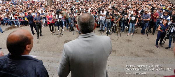 Выступление премьер-министра Никола Пашиняна во время рабочего визита в Тавушскую область (11 августа 2018). Иджеван Выступление премьер-министра Никола Пашиняна во время рабочего визита в Тавушскую область (11 августа 2018). Иджеван - Sputnik Армения