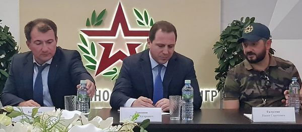 Министр обороны Армении Давид Тоноян прибыл в Москву для участия в торжественной церемонии закрытия «Армейских международных игр-2018» (11 августа 2018). Москва - Sputnik Армения