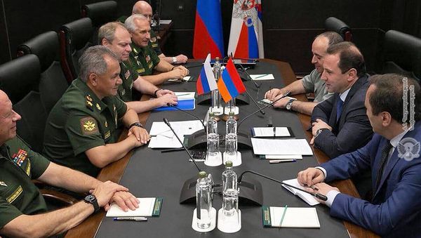 Встреча министров обороны Армении и России Давида Тонояна и Сергея Шойгу (11 августа 2018). Москвa - Sputnik Армения