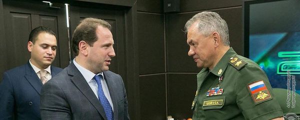 Встреча министров обороны Армении и России Давида Тонояна и Сергея Шойгу (11 августа 2018). Москвa Встреча министров обороны Армении и России Давида Тонояна и Сергея Шойгу (11 августа 2018). Москвa - Sputnik Армения