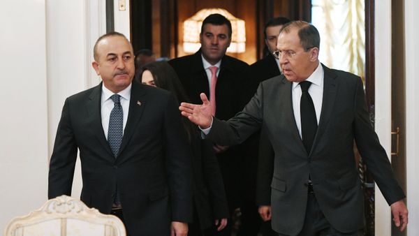 Министр иностранных дел России Сергей Лавров и министр иностранных дел Турции Мевлют Чавушоглу  - Sputnik Армения