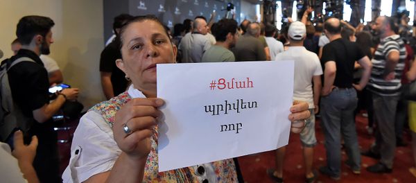 Активисты ворвались в пресс-центр (14 августа 2018). Еревaн - Sputnik Армения