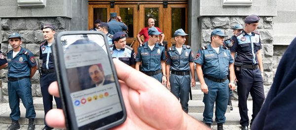 Ситуация у Генеральной прокуратуры Армении (14 августа 2018). Еревaн Ситуация у Генеральной прокуратуры Армении (14 августа 2018). Еревaн - Sputnik Армения