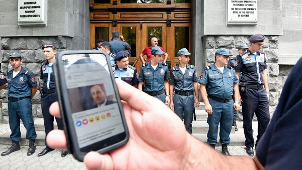 Ситуация у Генеральной прокуратуры Армении (14 августа 2018). Еревaн - Sputnik Армения