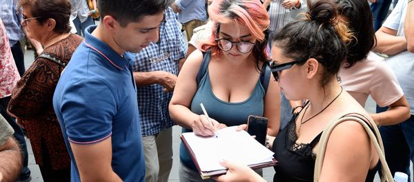 Активисты начали сбор подписей против судьи Александра Азаряна (14 августа 2018). Еревaн Активисты начали сбор подписей против судьи Александра Азаряна (14 августа 2018). Еревaн - Sputnik Армения