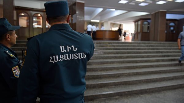 Спасатели МЧС Армении в здание Правительства (15 августа 2018). Еревaн - Sputnik Արմենիա