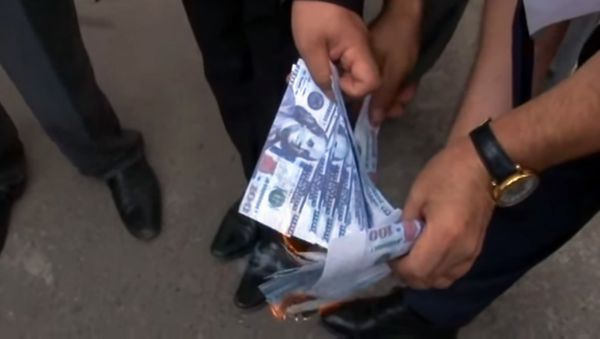 Азербайджанцы сожгли напечатанные на принтере доллары Азербайджанцы сожгли напечатанные на принтере доллары - Sputnik Армения