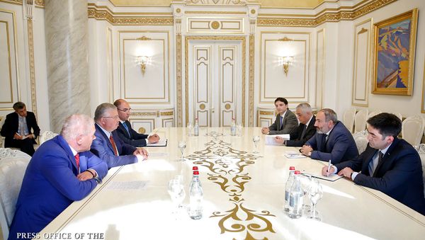 Премьер-министр Армении Никол Пашинян принял председателя правления Евразийского банка развития Андрея Бельянинова (15 августа 2018). Еревaн - Sputnik Արմենիա