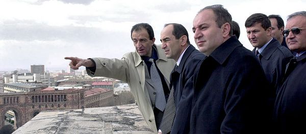Главный архитектор Еревана Нарек Саркисян докладывает второму Президенту Армении Роберту Кочаряну о ходе строительства в столице (2002 год) - Sputnik Армения