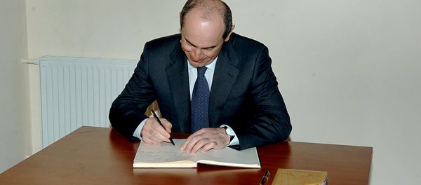 Второй Президент Армении Роберт Кочарян делает запись в книге гостей музея Еревана (2007 год) - Sputnik Армения