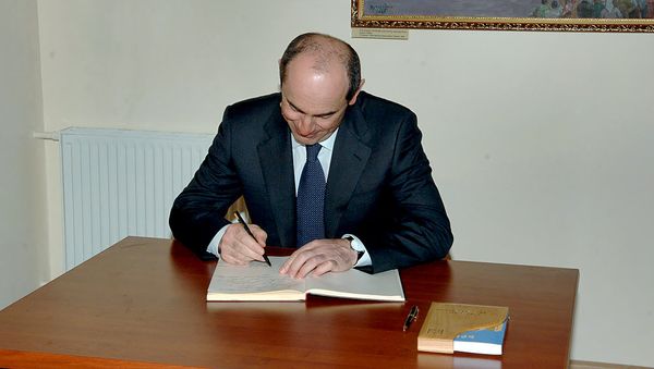 Второй Президент Армении Роберт Кочарян делает запись в книге гостей музея Еревана (2007 год) - Sputnik Արմենիա