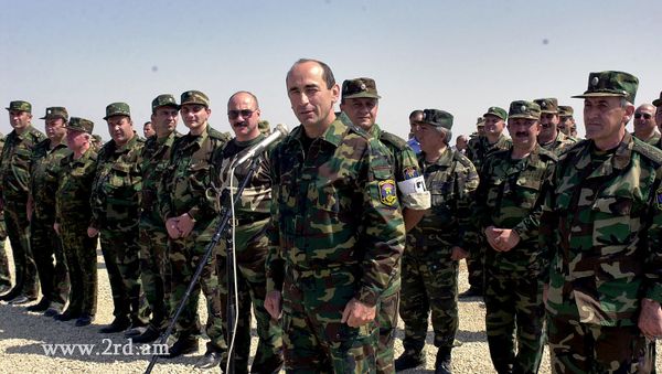 Второй Президент Армении Роберт Кочарян в Карабахе (2002 год) Второй Президент Армении Роберт Кочарян в Карабахе (2002 год) - Sputnik Армения