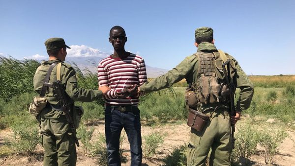 Российские пограничники задержали мужчину, который незаконно пересек армяно-турецкую государственную границу Российские пограничники задержали мужчину, который незаконно пересек армяно-турецкую государственную границу - Sputnik Армения
