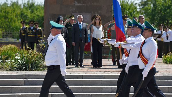 Посол РФ в РА Сергей Копыркин и врио мэра Эчмиадзина Диана Гаспарян на мероприятии посвященном героям Ошаканской битвы (17 августа 2018). Армавирская область Посол РФ в РА Сергей Копыркин и врио мэра Эчмиадзина Диана Гаспарян на мероприятии посвященном героям Ошаканской битвы (17 августа 2018). Армавирская область - Sputnik Армения