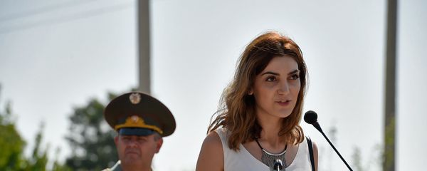 Врио мэра Эчмиадзина Диана Гаспарян на мероприятии посвященном героям Ошаканской битвы (17 августа 2018). Армавирская область - Sputnik Армения
