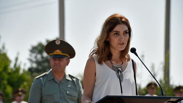 Врио мэра Эчмиадзина Диана Гаспарян на мероприятии посвященном героям Ошаканской битвы (17 августа 2018). Армавирская область - Sputnik Армения
