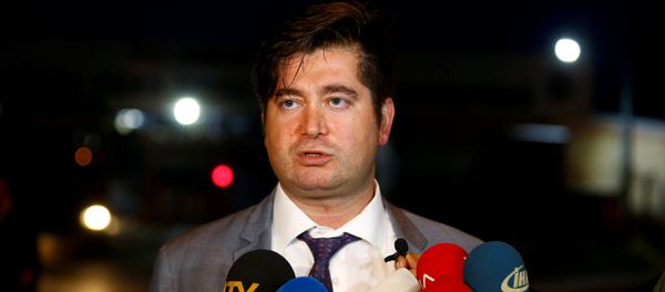 Исмаил Джем Халавурт, адвокат заключенного в тюрьму пастора Эндрю Брансона, беседует со СМИ за пределами тюрьмы Алиага и комплекса зданий суда в Измире (7 мая 2018). Турция - Sputnik Արմենիա