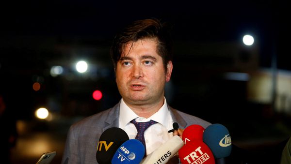 Исмаил Джем Халавурт, адвокат заключенного в тюрьму пастора Эндрю Брансона, беседует со СМИ за пределами тюрьмы Алиага и комплекса зданий суда в Измире (7 мая 2018). Турция Исмаил Джем Халавурт, адвокат заключенного в тюрьму пастора Эндрю Брансона, беседует со СМИ за пределами тюрьмы Алиага и комплекса зданий суда в Измире (7 мая 2018). Турция - Sputnik Արմենիա