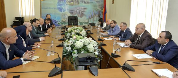 Министр энергетических инфраструктур и природных ресурсов Артур Григорян принял делегацию министерства энергетики Ирана, во главе с заместителем министра Хомаюном Хаери (17 августа 2018). Еревaн - Sputnik Армения