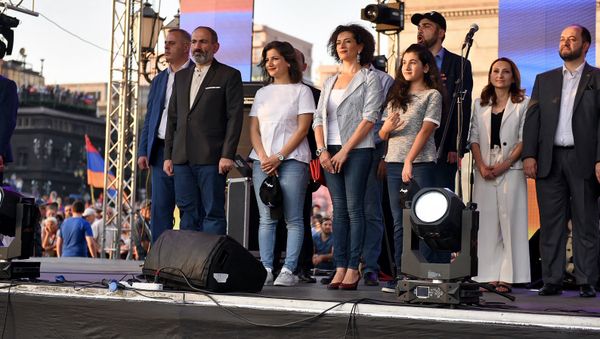 Митинг к стодневке Никола Пашиняна на посту премьер-министра Армении (17 августа 2018). Еревaн - Sputnik Արմենիա