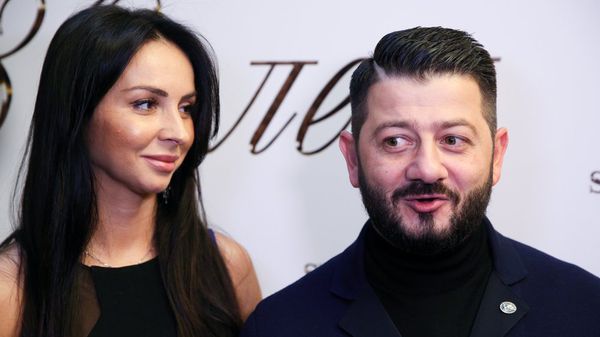 Актер и шоумен Михаил Галустян с женой Викторией на юбилейном вечере модельера Вячеслава Зайцева (2 марта 2018). Москвa - Sputnik Армения
