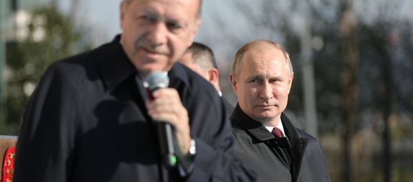 Президенты России и Турции Владимир Путин и Реджеп Тайип Эрдоган на церемонии запуска строительства первого энергоблока атомной электростанции Аккую (3 апреля 2018). Анкара - Sputnik Армения
