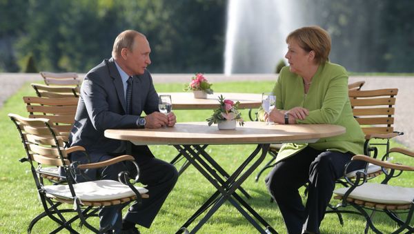 Президент РФ Владимир Путин и федеральный канцлер ФРГ Ангела Меркель во время встречи в резиденции правительства Германии (18 августа 2018). Мезеберг - Sputnik Армения