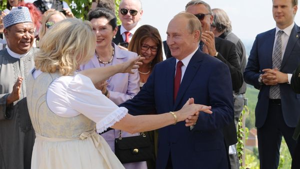 Министр иностранных дел Австрии Карин Кнейсл танцует с Президентом России Владимиром Путиным на собственной свадьбе (18 августа 2018). Гамлиц, Австрия Министр иностранных дел Австрии Карин Кнейсл танцует с Президентом России Владимиром Путиным на собственной свадьбе (18 августа 2018). Гамлиц, Австрия - Sputnik Армения