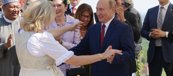 Министр иностранных дел Австрии Карин Кнейсл танцует с Президентом России Владимиром Путиным на собственной свадьбе (18 августа 2018). Гамлиц, Австрия Министр иностранных дел Австрии Карин Кнейсл танцует с Президентом России Владимиром Путиным на собственной свадьбе (18 августа 2018). Гамлиц, Австрия - Sputnik Армения