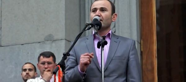 Мануел Гаспарян на митинге в поддержку Раффи Ованисяна (12 апреля 2013). Еревaн Мануел Гаспарян на митинге в поддержку Раффи Ованисяна (12 апреля 2013). Еревaн - Sputnik Армения