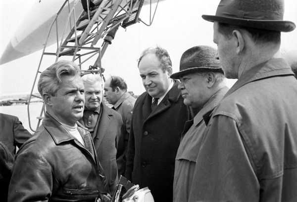 Командир корабля Ту-154 Эдуард Елян (слева) после очередного полета. Третий справа - главный конструктор Алексей Андреевич Туполев. - Sputnik Արմենիա
