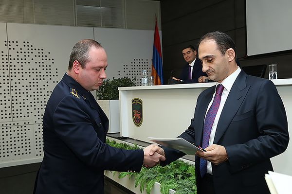 Глава КГД Вардан Арутюнян награждает Владимира Тамразяна в связи с 25-летием таможенной службы Армении (17 января 2017). Еревaн Глава КГД Вардан Арутюнян награждает Владимира Тамразяна в связи с 25-летием таможенной службы Армении (17 января 2017). Еревaн - Sputnik Армения
