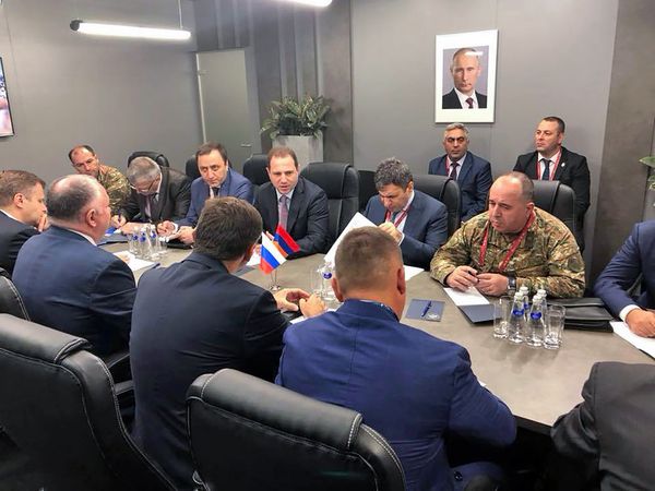 Армянская делегация во главе с министром обороны Давидом Тонояном на встрече с руководством Рособоронэкспорта (21 августа 2018). Москвa - Sputnik Армения
