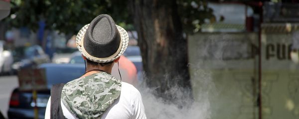 Курильщик на улице Амиряна Курильщик на улице Амиряна - Sputnik Армения