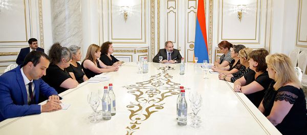 Премьер-министр Армении Никол Пашинян встретился с членами семей военнослужащих, павших во время апрельской войны (21 августа 2018). Еревaн - Sputnik Արմենիա