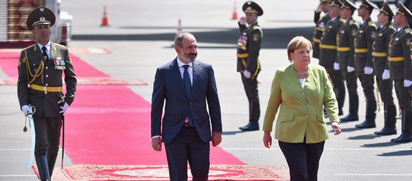 Канцлер Германии Ангела Меркель прибыла в Ереван (24 августа 2018). Аэропорт Звартноц - Sputnik Армения