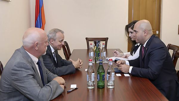 Председатель комиссии по внешним связям НС РА Армен Ашотян встретился с чрезвычайным и полномочным послом России в Армении Сергеем Копыркиным (24 августа 2018). Еревaн Председатель комиссии по внешним связям НС РА Армен Ашотян встретился с чрезвычайным и полномочным послом России в Армении Сергеем Копыркиным (24 августа 2018). Еревaн - Sputnik Армения