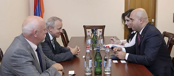 Председатель комиссии по внешним связям НС РА Армен Ашотян встретился с чрезвычайным и полномочным послом России в Армении Сергеем Копыркиным (24 августа 2018). Еревaн - Sputnik Армения