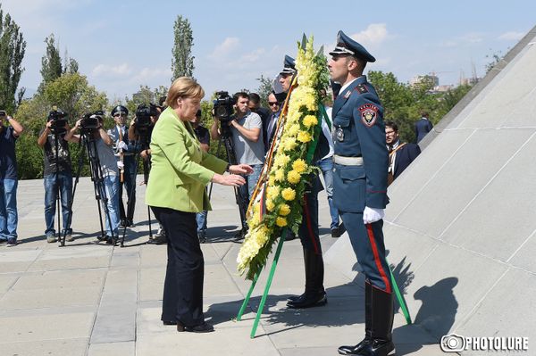 Канцлер Германии Ангела Меркель посетила Цицернакаберд (24 августа 2018). Еревaн Канцлер Германии Ангела Меркель посетила Цицернакаберд (24 августа 2018). Еревaн - Sputnik Армения