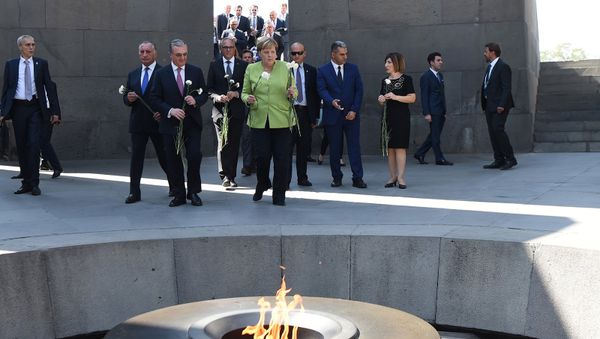 Канцлер Германии Ангела Меркель посетила Цицернакаберд (24 августа 2018). Еревaн Канцлер Германии Ангела Меркель посетила Цицернакаберд (24 августа 2018). Еревaн - Sputnik Армения