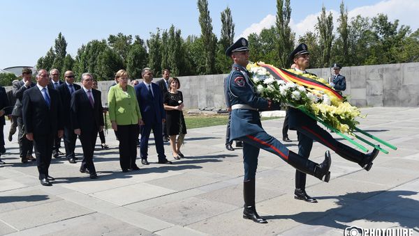 Канцлер Германии Ангела Меркель посетила Цицернакаберд (24 августа 2018). Еревaн Канцлер Германии Ангела Меркель посетила Цицернакаберд (24 августа 2018). Еревaн - Sputnik Армения