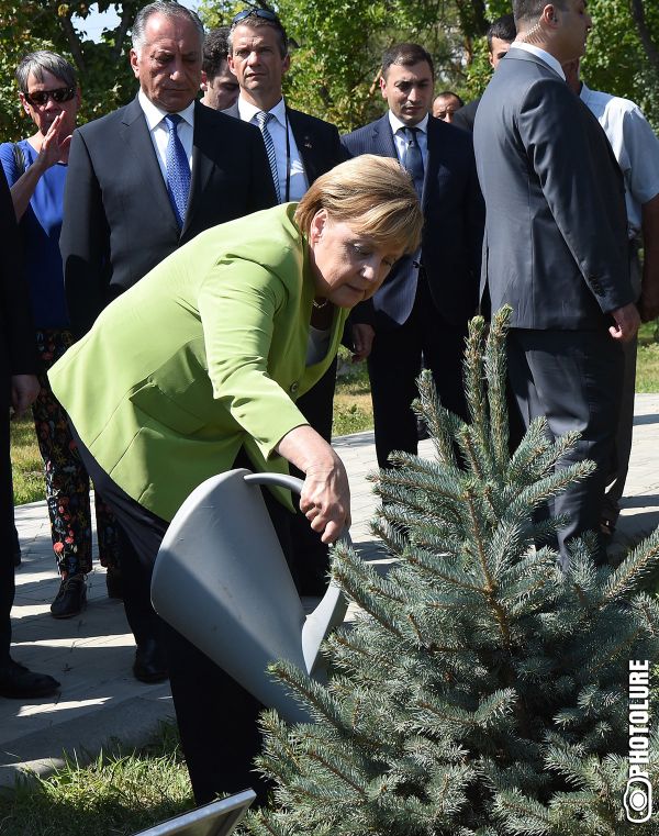 Канцлер Германии Ангела Меркель посетила Цицернакаберд (24 августа 2018). Еревaн Канцлер Германии Ангела Меркель посетила Цицернакаберд (24 августа 2018). Еревaн - Sputnik Армения