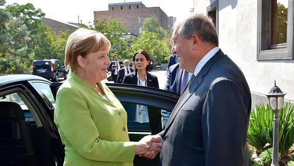 Встреча Президента Армении Армена Саркисяна и канцлера Германии Ангелы Меркель (24 августа 2018). Еревaн Встреча Президента Армении Армена Саркисяна и канцлера Германии Ангелы Меркель (24 августа 2018). Еревaн - Sputnik Армения