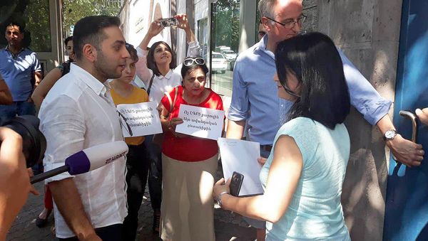 Акция протеста перед зданием посольства Великобритании в Армении (24 августа 2018). Еревaн - Sputnik Армения