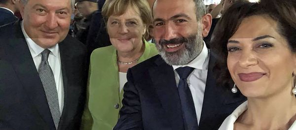 Канцлер Германии Ангела Меркель прогулялась по Еревану с президентом Саркисяном, премьером Пашиняном и Анной Акопян - Sputnik Армения