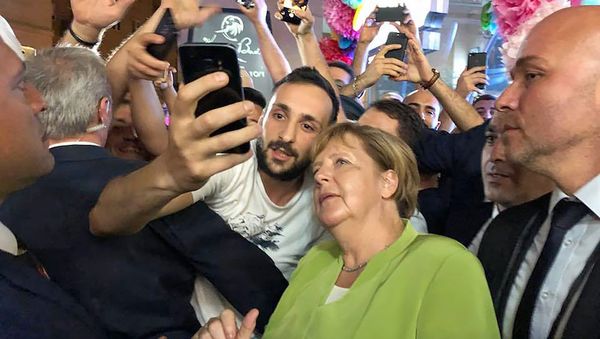 Канцлер Германии Ангела Меркель прогулялась по Еревану с президентом Саркисяном, премьером Пашиняном и Анной Акопян Канцлер Германии Ангела Меркель прогулялась по Еревану с президентом Саркисяном, премьером Пашиняном и Анной Акопян - Sputnik Армения