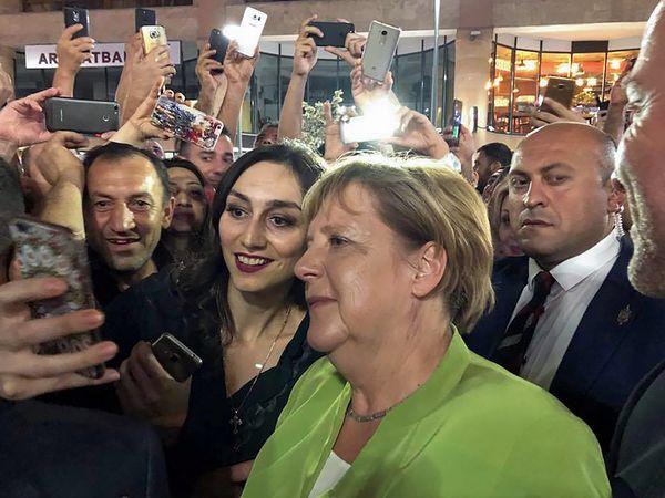 Канцлер Германии Ангела Меркель прогулялась по Еревану с президентом Саркисяном, премьером Пашиняном и Анной Акопян Канцлер Германии Ангела Меркель прогулялась по Еревану с президентом Саркисяном, премьером Пашиняном и Анной Акопян - Sputnik Армения