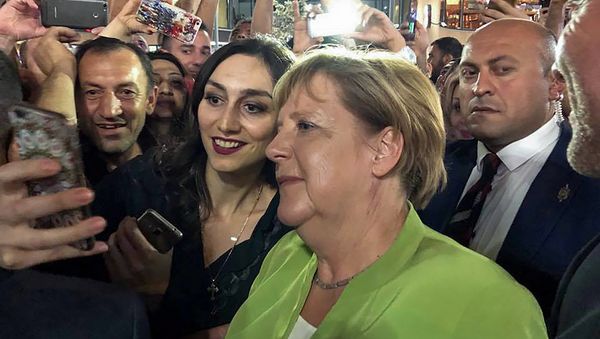 Канцлер Германии Ангела Меркель прогулялась по Еревану с президентом Саркисяном, премьером Пашиняном и Анной Акопян Канцлер Германии Ангела Меркель прогулялась по Еревану с президентом Саркисяном, премьером Пашиняном и Анной Акопян - Sputnik Армения