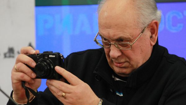 Фотожурналист Владимир Мусаэльян принимает участие в круглом столе Как мы снимали век 20-й. Как снимать в 21 веке в агентстве РИА Новости (28 ноября 2011). Москвa - Sputnik Армения